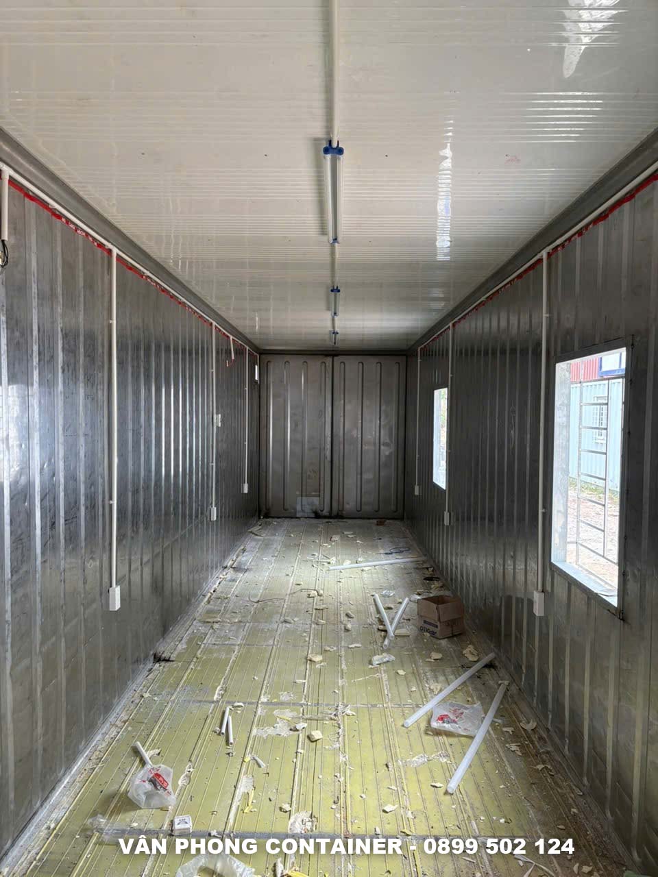 Bên trong container văn phòng 40 feet đang hoàn thiện